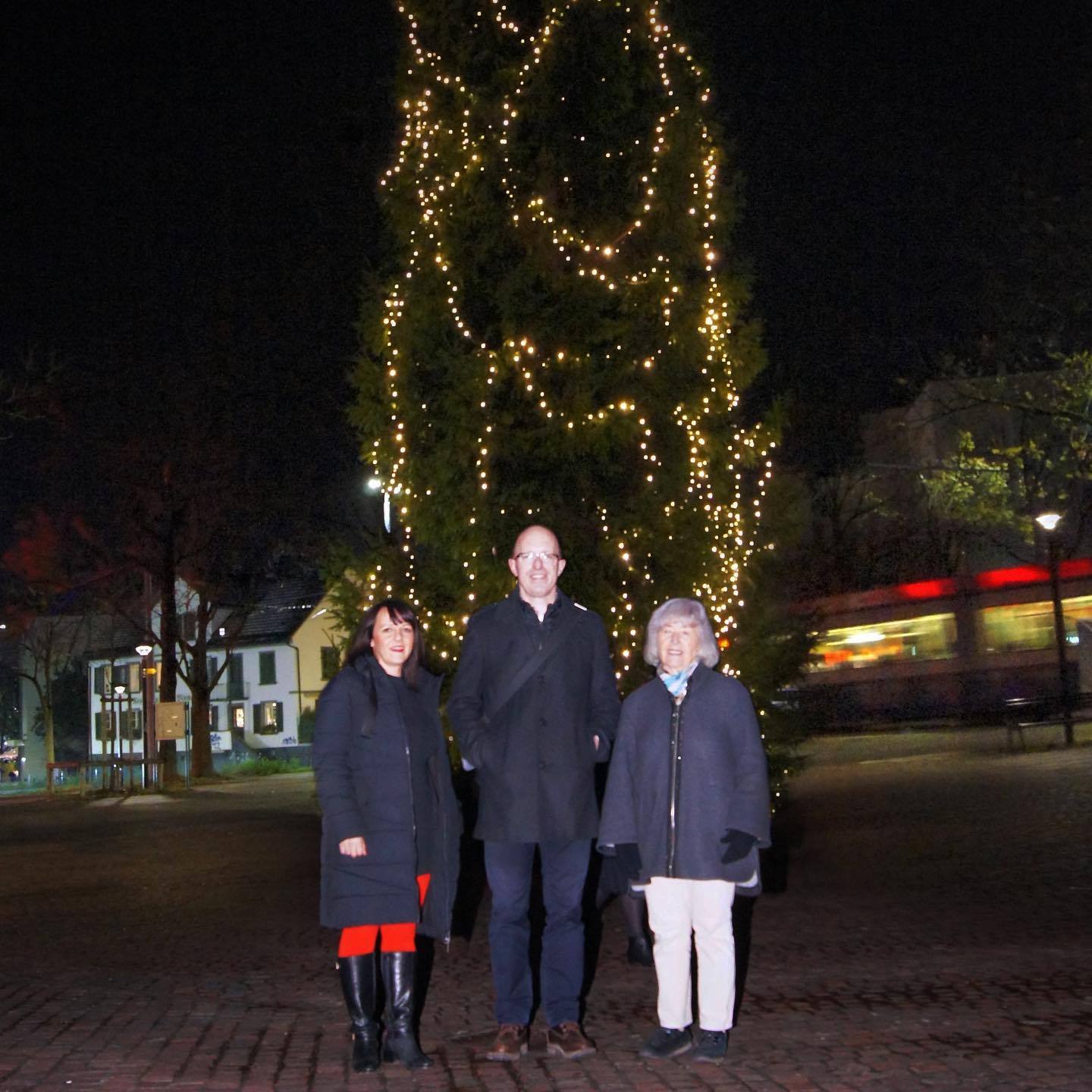 #Advent in #Schwamendingen ist, wenn der #Weihnachtsbaum auf dem Dorfplatz leuchtet. Heute eröffnet von #Quartierverein , #Zunft & #Gewerbeverein zusammen mit der Bevölkerung und grossartigem Apéro vom Rest. #SchwamEdinge